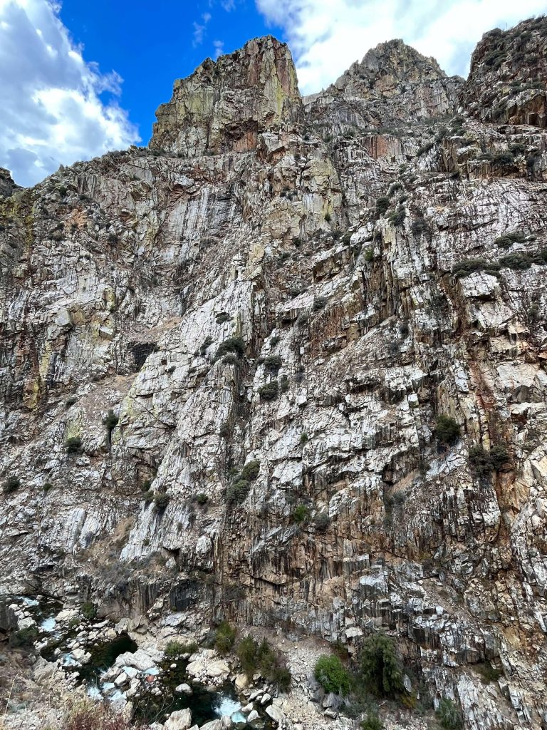 quartzite section on the left, and schist on the right. The South Fork of the Kings River is right below