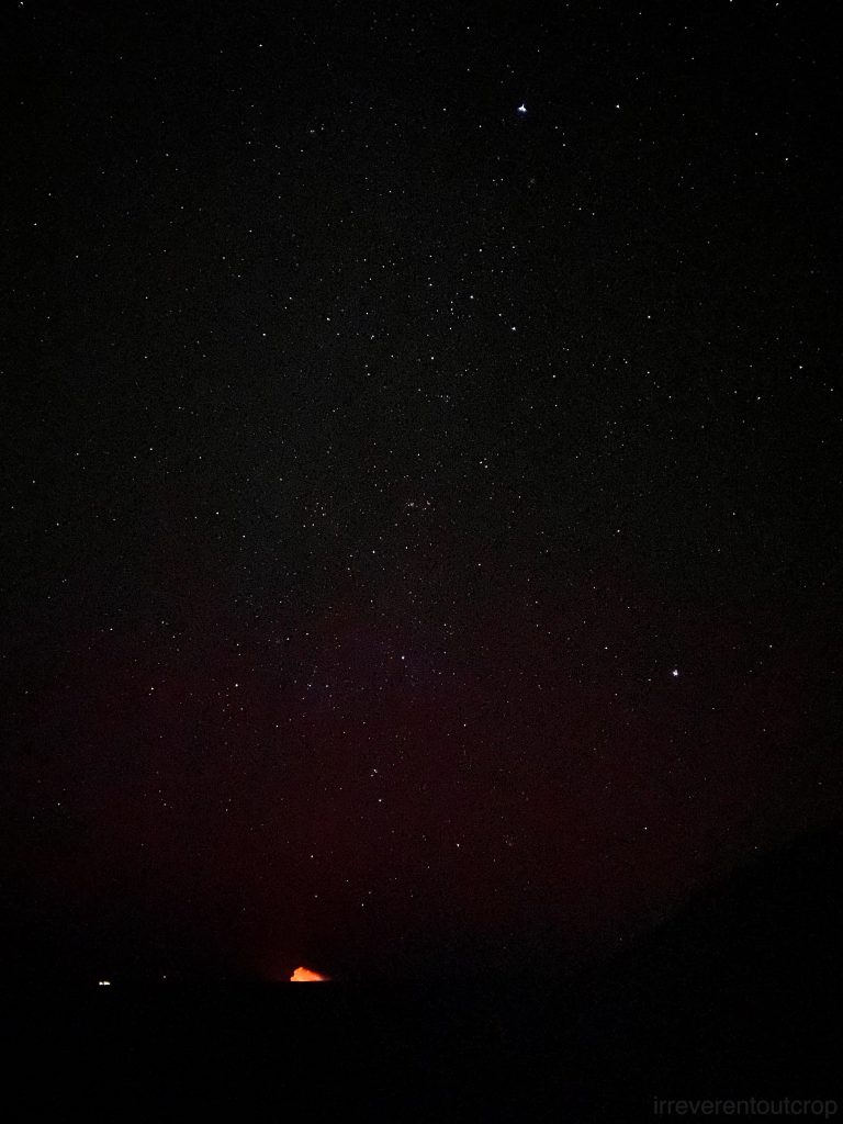 夜幕降临后在冒纳凯阿上方的璀璨星空和