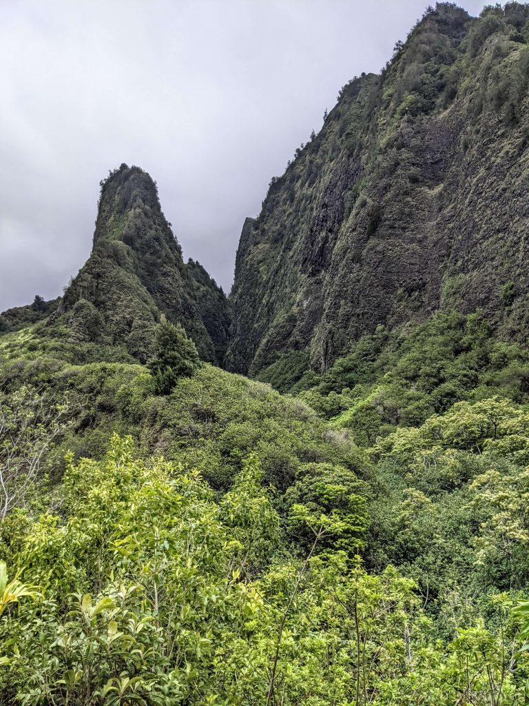 伊欧山谷的玄武岩悬崖峭壁