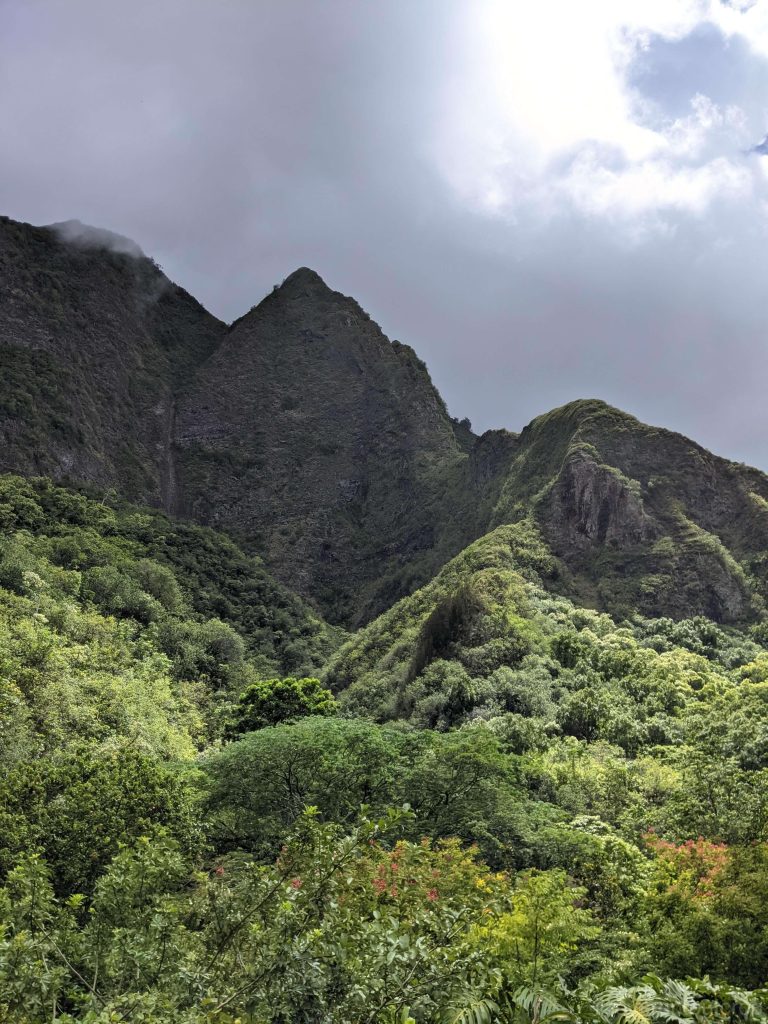 伊欧山谷的玄武岩悬崖峭壁